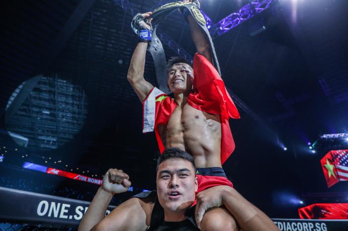 获胜后，唐凯举起金腰带庆祝。主办方供图。