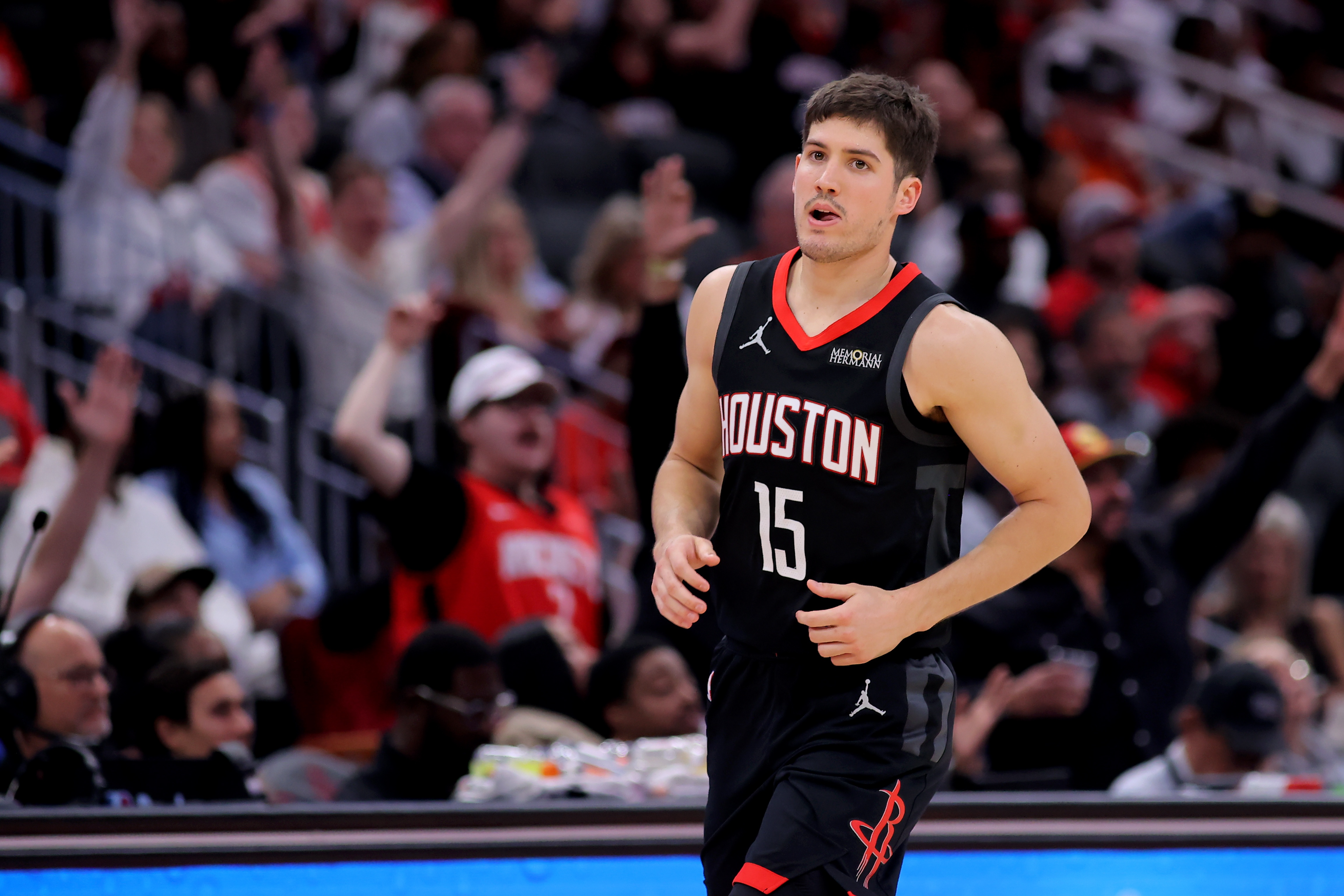 火箭双杀雄鹿豪取四连胜 申京谢泼德联手爆发