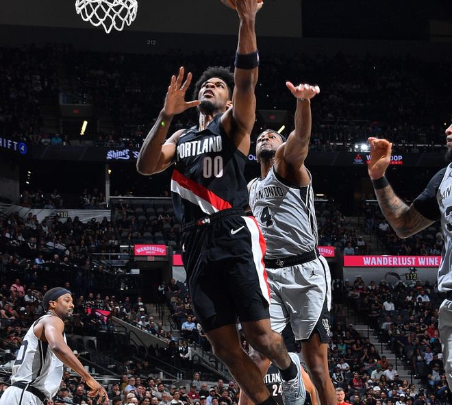 开拓者力克马刺，亨德森31分罗威11+9助球队逆转