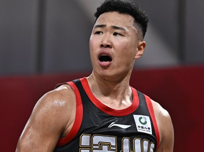 贺希宁砍30分率队创队史15连胜纪录，坦言愿以篮