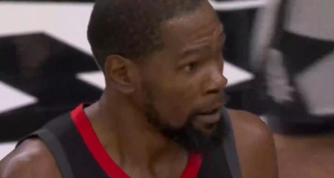 马刺四人20+狂轰145分 火箭防守崩溃惨败