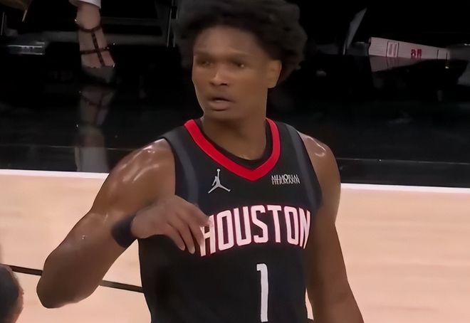 马刺四人20+狂轰145分 火箭防守崩溃惨败