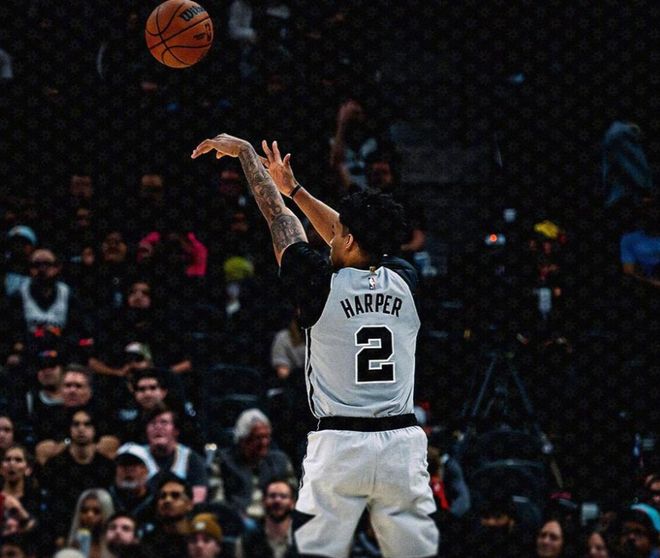 马刺四人20+狂轰145分 火箭防守崩溃惨败