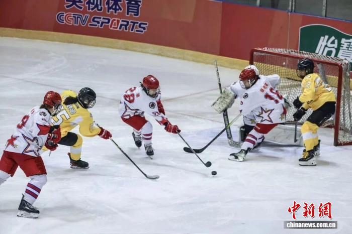 齐齐哈尔冰球联赛开赛 齐齐哈尔兰迪队3-0胜四川